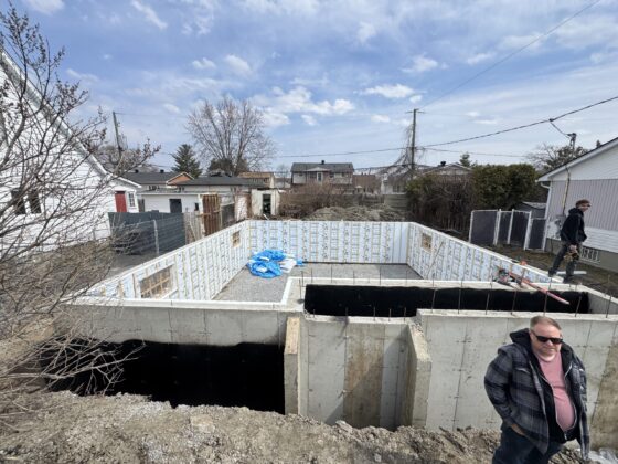 Murs de fondation recouverts de panneaux d'isolant rigide sur un chantier résidentiel